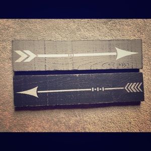 Set of 2 wood arrow decor